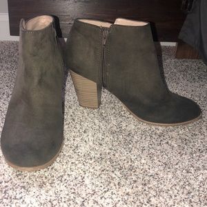 Army green size 10 from old navy!